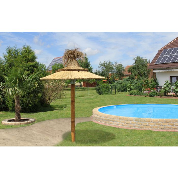 strohschirm im garten mit natürlichem schilfdach