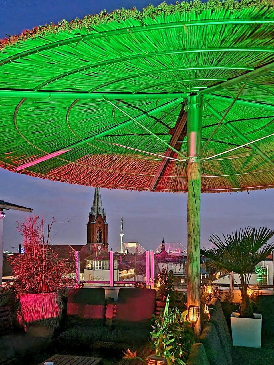 strohschirm für terrasse im hotel oder café