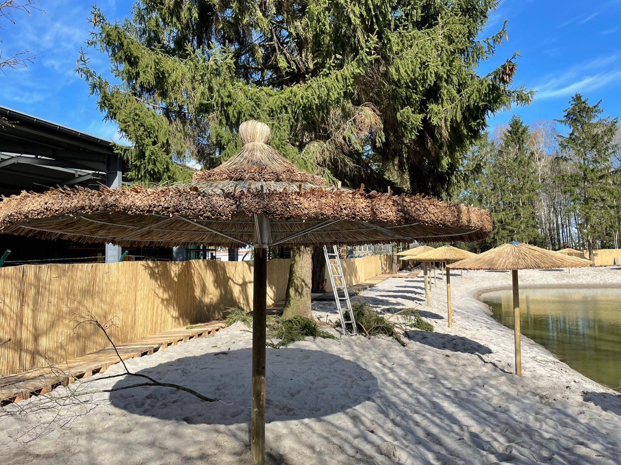 strohschirm für schattige sitzplätze im garten