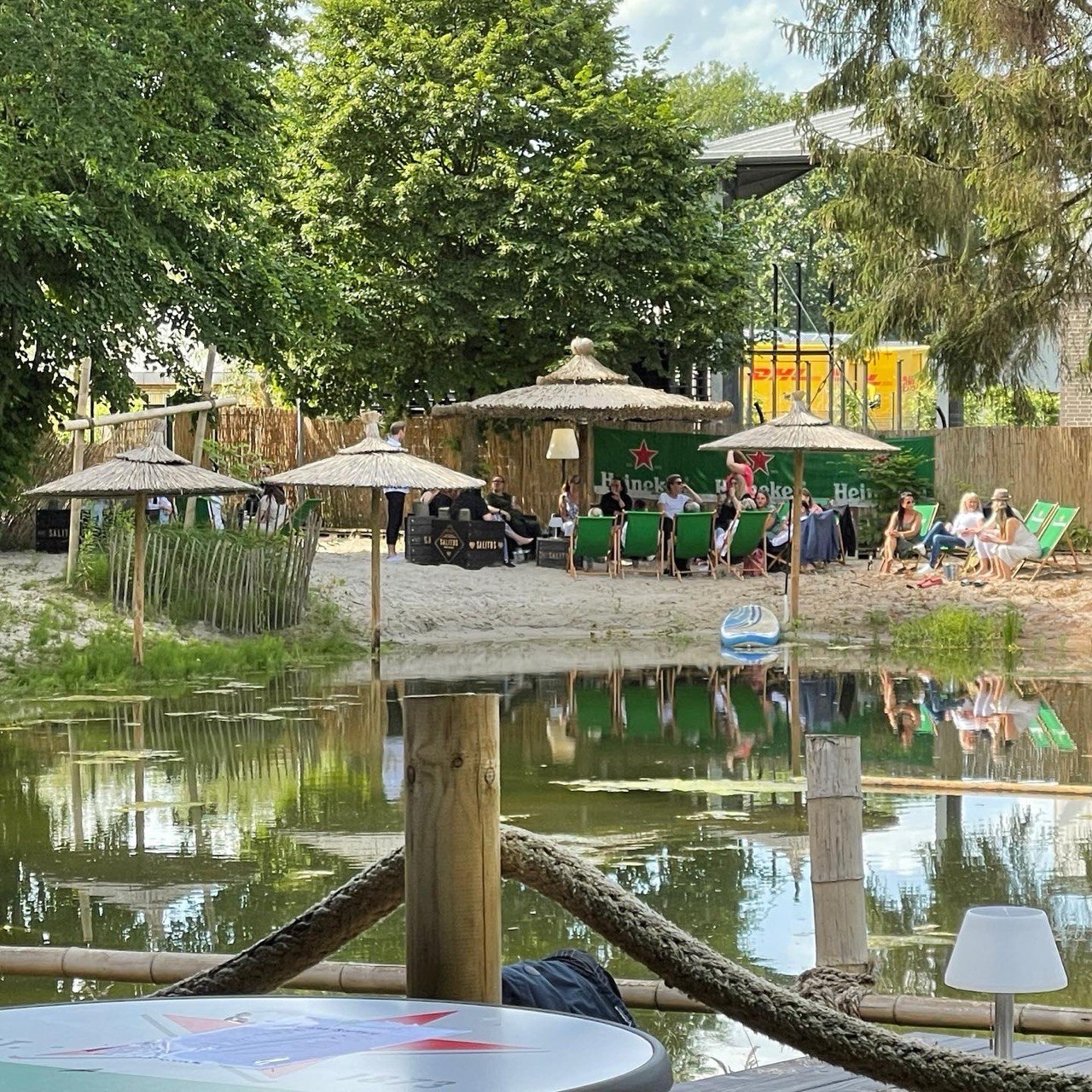 strohschirm im poolbereich mit tropischem look