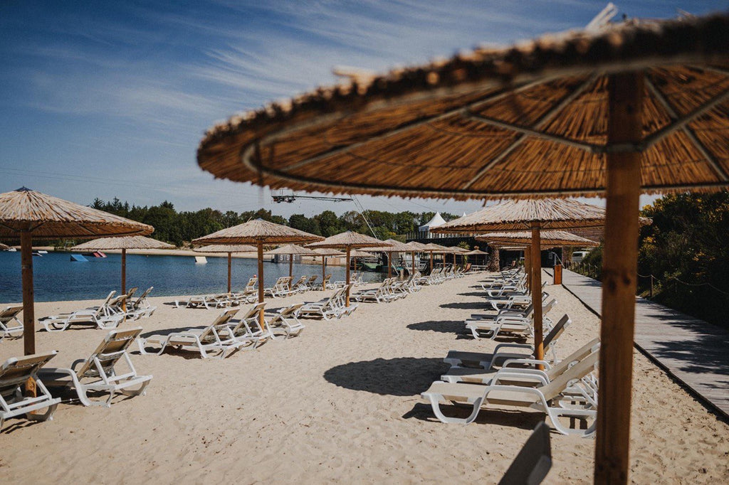 strohschirm im beachclub für entspannte sommeratmosphäre