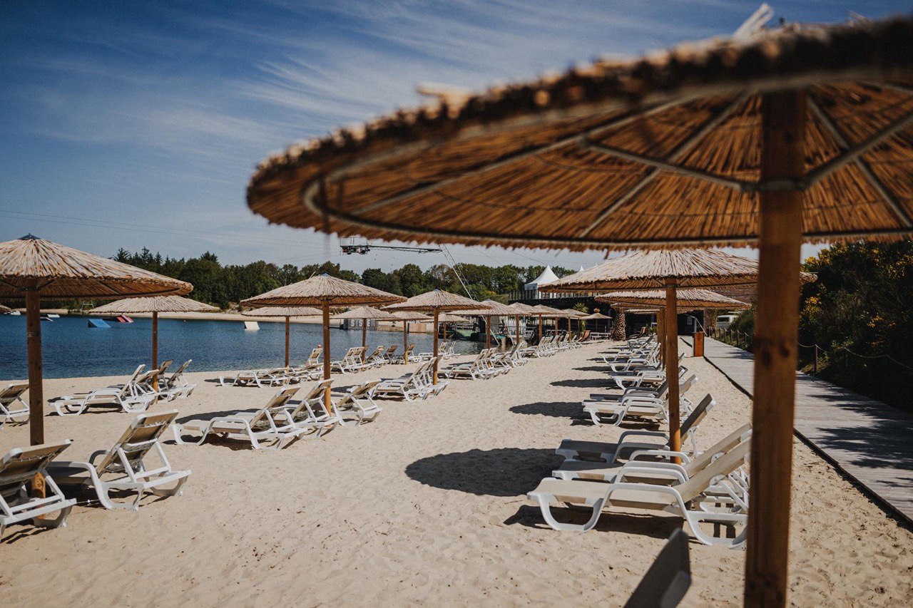 strohschirm im beachclub für entspannte sommeratmosphäre