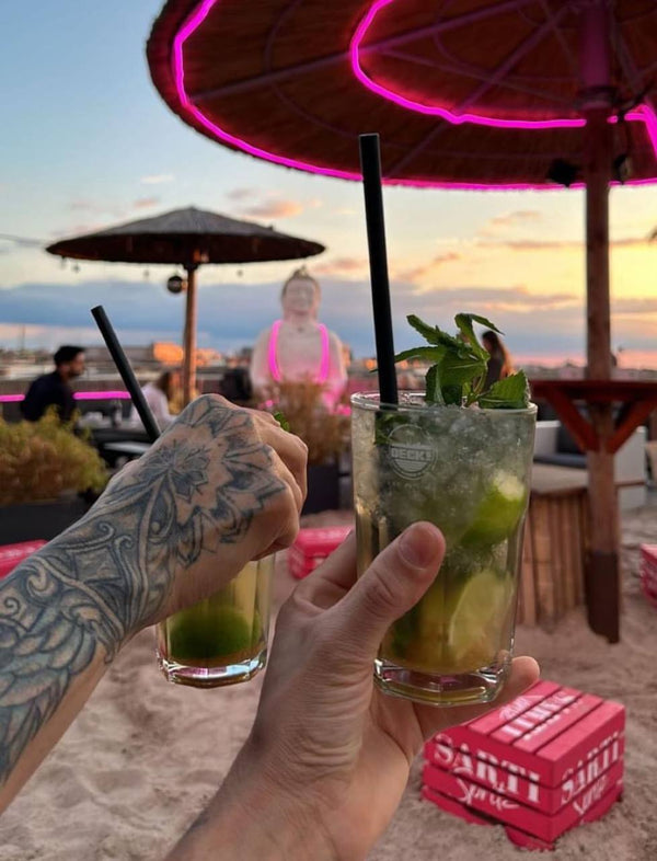 strohschirm für hotelterrasse und poolbereich