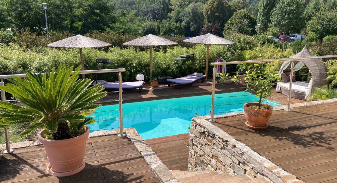 natürlicher sonnenschutz cala-millor mit strohschirm auf terrasse
