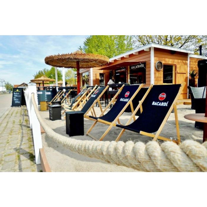 strohschirm im beachclub für tropisches ambiente