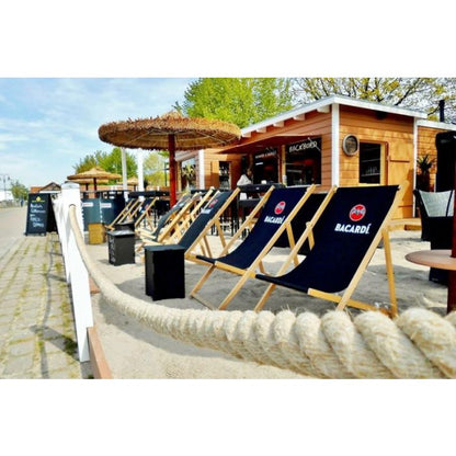 strohschirm im beachclub für tropisches ambiente