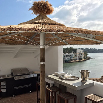 strohschirm im restaurantgarten mit natürlichem design