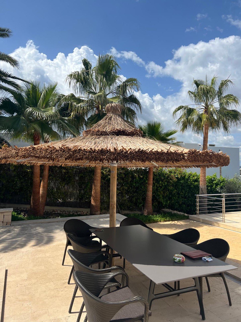 großer strohschirm für gastronomie und beachclub außenbereich